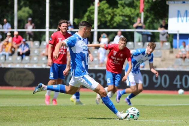 11.07.2026 Fußball Herren 2026 2027 Testspiel FC Hansa Rostock - Hvidovre IF Volksparkstadion Neuruppin Kenan Fatkic (Rostock, 4, blau) führt einen Strafstoß aus. Neuruppin Brandenburg Deutschland *** July 11, 2026 Men s Soccer 2026–2027 Friendly Match FC Hansa Rostock vs. Hvidovre IF Volksparkstadion, Neuruppin Kenan Fatkic (Rostock, No. 4, blue) takes a penalty kick Neuruppin, Brandenburg, Germany