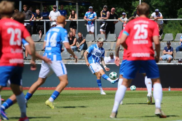 11.07.2026 Fußball Herren 2026 2027 Testspiel FC Hansa Rostock - Hvidovre IF Volksparkstadion Neuruppin Niklas Kölle (Rostock, 32, blau) schlägt eine Flanke. Neuruppin Brandenburg Deutschland *** July 11, 2026 Men s Soccer 2026–2027 Friendly Match FC Hansa Rostock vs. Hvidovre IF Volksparkstadion, Neuruppin Niklas Kölle, Rostock, 32, in blue, takes a cross Neuruppin, Brandenburg, Germany
