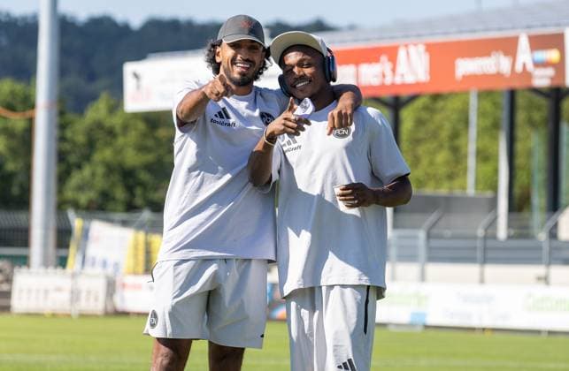 11.07.2026 - Fussball - Saison 2026 2027 - Testspiel Freundschaftsspiel Vorbereitungsspiel: SpVgg Ansbach 09 - 1. FC Nürnberg Nuernberg FCN ( Club ) - Sportfoto Zink DaMa - xdaxmax - Rayan Ghrieb (7, 1. FC Nürnberg FCN ) Mohamed Ali Zoma (23, 1. FC Nürnberg FCN ) lacht Lachen freut sich Freude bei Platzbesichtigung umarmen sich *** July 11, 2026 Soccer Season 2026–2027 Exhibition Match Friendly Match Preseason Match SpVgg Ansbach 09 vs. 1 FC Nürnberg (Nürnberg FCN) Club Sports Photo Zink DaMa xdaxmax Rayan Ghrieb 7, 1 FC Nürnberg FCN Mohamed Ali Zoma 23, 1 FC Nürnberg FCN laughing, smiling, happy during a tour of the field, hugging each other