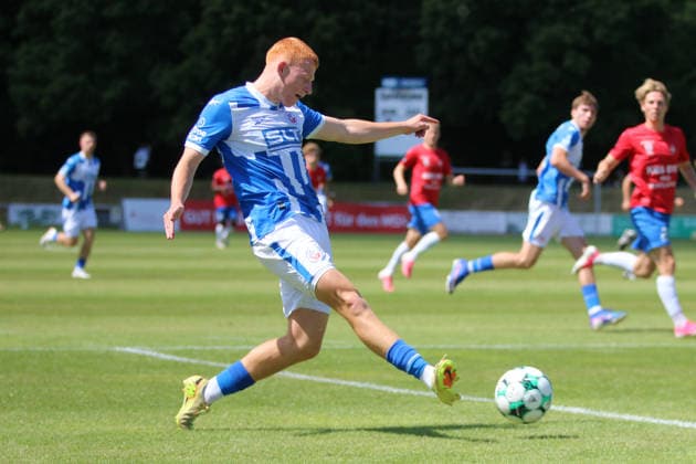 11.07.2026 Fußball Herren 2026 2027 Testspiel FC Hansa Rostock - Hvidovre IF Volksparkstadion Neuruppin Tim Krohn (Rostock, 44, blau) schlägt eine Flanke. Neuruppin Brandenburg Deutschland *** July 11, 2026 Men s Soccer 2026–2027 Friendly Match FC Hansa Rostock vs. Hvidovre IF at Volksparkstadion, Neuruppin Tim Krohn (Rostock, 44, blue) takes a cross in Neuruppin, Brandenburg, Germany