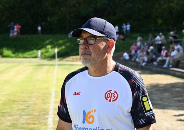 11.07.2026, xsltx, Fussball Testspiel, Eisbachtaler Sportfreunde - FSV Mainz 05 v.l. Urs Fischer (Cheftrainer 1. FSV Mainz 05) (DFL DFB REGULATIONS PROHIBIT ANY USE OF PHOTOGRAPHS as IMAGE SEQUENCES and or QUASI-VIDEO) *** July 11, 2026, xsltx, Soccer Friendly Match, Eisbachtaler Sportfreunde vs. FSV Mainz 05, with Urs Fischer as Head Coach, 1 FSV Mainz 05. DFL and DFB regulations prohibit any use of photographs as image sequences and or quasi-video.
