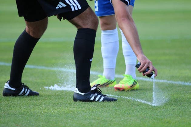 11.07.2026 Fußball Herren 2026 2027 Testspiel FC Hansa Rostock - Hvidovre IF Volksparkstadion Neuruppin Das Freistoßspray kommt durch den Schiedsrichter zum Einsatz. (Symbolfoto) Neuruppin Brandenburg Deutschland *** July 11, 2026 Men s Soccer 2026–2027 Friendly Match FC Hansa Rostock vs. Hvidovre IF Volksparkstadion, Neuruppin The referee uses the free-kick spray. Stock photo. Neuruppin, Brandenburg, Germany