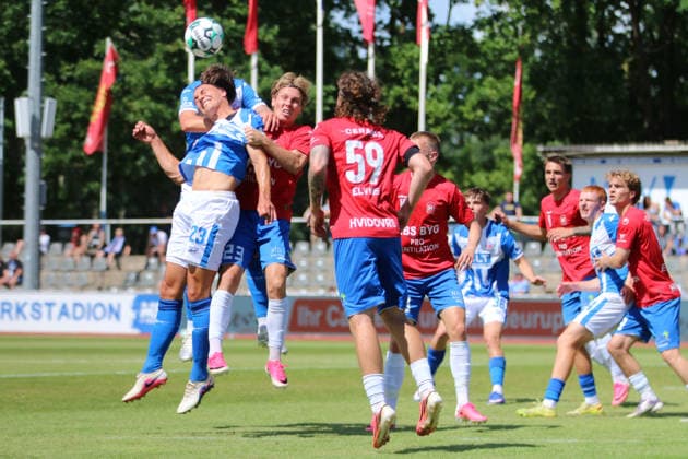 11.07.2026 Fußball Herren 2026 2027 Testspiel FC Hansa Rostock - Hvidovre IF Volksparkstadion Neuruppin Franz Pfanne (Rostock, 23, blau) im Kopfballduell mit Nicolai Clausen (Hvidovre, 23, rot). Neuruppin Brandenburg Deutschland *** July 11, 2026 Men s Soccer 2026–2027 Friendly Match FC Hansa Rostock vs. Hvidovre IF at Volksparkstadion Neuruppin, Franz Pfanne, Rostock, 23, in blue, in a header duel with Nicolai Clausen of Hvidovre, 23, in red, Neuruppin, Brandenburg, Germany