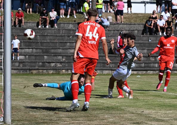 11.07.2026, xsltx, Fussball Testspiel, Eisbachtaler Sportfreunde - FSV Mainz 05 3. v.re. Sota Kawasaki (1. FSV Mainz 05) trifft zum 6:0 (DFL DFB REGULATIONS PROHIBIT ANY USE OF PHOTOGRAPHS as IMAGE SEQUENCES and or QUASI-VIDEO) *** July 11, 2026, xsltx, soccer exhibition match, Eisbachtaler Sportfreunde vs. FSV Mainz 05 3–1 Sota Kawasaki FSV Mainz 05 scores to make it 6–0 DFL and DFB regulations prohibit any use of photographs as image sequences and or quasi-video