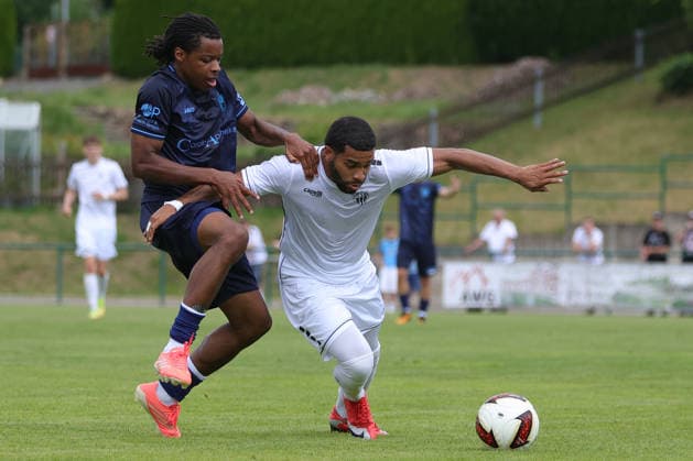 11.07.2026, Fussball, Saison 2026 2027, Testspiel: Chemnitzer FC - FC Schweinfurt 05 Von links: Ken Tchouangue (Chemnitzer FC, 20) gegen Jason Prodanovic (FC Schweinfurt 05, 17) Frankenberg Jahnkampfbahn Sachsen Deutschland *** July 11, 2026, Soccer, 2026–2027 season, Friendly Match: Chemnitzer FC vs. FC Schweinfurt 05. From left: Ken Tchouangue (Chemnitzer FC, 20) and Jason Prodanovic (FC Schweinfurt 05, 17). Frankenberg Jahnkampfbahn, Saxony, Germany