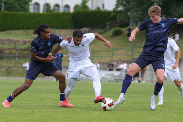 11.07.2026, Fussball, Saison 2026 2027, Testspiel: Chemnitzer FC - FC Schweinfurt 05 Von links: Ken Tchouangue (Chemnitzer FC, 20) gegen Jason Prodanovic (FC Schweinfurt 05, 17) Frankenberg Jahnkampfbahn Sachsen Deutschland *** July 11, 2026, Soccer, 2026–2027 season, Friendly Match: Chemnitzer FC vs. FC Schweinfurt 05. From left: Ken Tchouangue (Chemnitzer FC, 20) and Jason Prodanovic (FC Schweinfurt 05, 17). Frankenberg Jahnkampfbahn, Saxony, Germany
