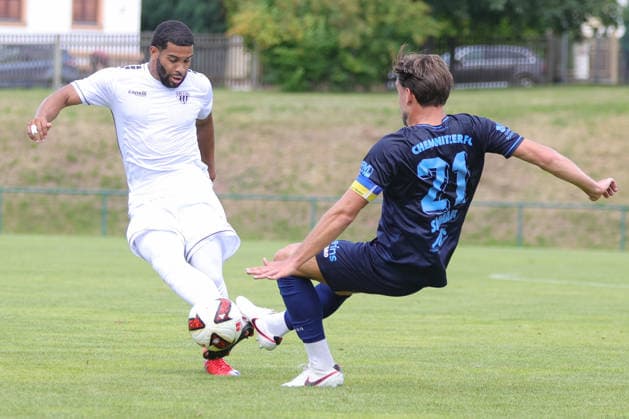 11.07.2026, Fussball, Saison 2026 2027, Testspiel: Chemnitzer FC - FC Schweinfurt 05 Von links: Jason Prodanovic (FC Schweinfurt 05, 17) gegen Dennis Slamar (Chemnitzer FC, 21) Frankenberg Jahnkampfbahn Sachsen Deutschland *** July 11, 2026, Soccer, 2026–2027 season, Friendly Match: Chemnitzer FC vs. FC Schweinfurt 05. From left: Jason Prodanovic (FC Schweinfurt 05, 17) against Dennis Slamar (Chemnitzer FC, 21). Frankenberg Jahnkampfbahn, Saxony, Germany