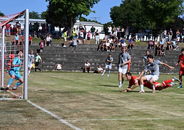 11.07.2026, xsltx, Fussball Testspiel, Eisbachtaler Sportfreunde - FSV Mainz 05 3. v.l. Nelson Weiper (1. FSV Mainz 05) trifft per Flugkopfball zum 7:0 (DFL DFB REGULATIONS PROHIBIT ANY USE OF PHOTOGRAPHS as IMAGE SEQUENCES and or QUASI-VIDEO) *** July 11, 2026, xsltx, soccer exhibition match, Eisbachtaler Sportfreunde vs. FSV Mainz 05 3–1 (Nelson Weiper 1) FSV Mainz 05 scores with a flying header to make it 7–0. DFL and DFB regulations prohibit any use of photographs as image sequences and or quasi-video.