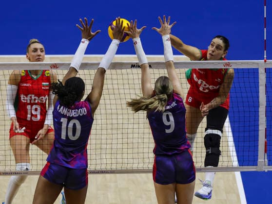 WomenÕs Volleyball Nations League - Belgrade 2026 Bulgaria s Miroslava Paskova spikes the ball against France s Fatoumata Fanguedou and France s Nina Stojiljkovic during the WomenÕs Volleyball Nations League Pool 7 match between France and Bulgaria at Belgrade Arena on July 11, 2026 in Belgrade, Serbia. Belgrade Serbia Copyright: xSrdjanxStevanovicx x