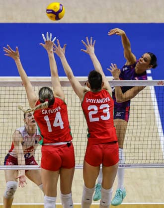 WomenÕs Volleyball Nations League - Belgrade 2026 France s Lilou Ratahiry spikes the ball against Bulgaria s Mikaela Stoyanova and Bulgaria s Borislava Saykova during the WomenÕs Volleyball Nations League Pool 7 match between France and Bulgaria at Belgrade Arena on July 11, 2026 in Belgrade, Serbia. Belgrade Serbia Copyright: xSrdjanxStevanovicx x