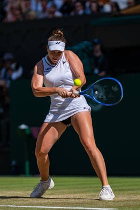 Tennis - Wimbledon Championship 2026 - Day 13 LONDON, ENGLAND - Saturday, July 11, 2026: Linda Noskova (CZE) during the Ladies Singles Final match on Day Thirteen of The Championships Wimbledon 2026 at the All England Lawn Tennis and Croquet Club. (Photo by Kirsten Holst Propaganda) LONDON All England Lawn Tennis and Croq GREATER LONDON ENGLAND  Copyright: xKirstenxHolstx 2026-07-11-022-Wimbledon_Day_13