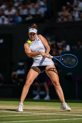 Tennis - Wimbledon Championship 2026 - Day 13 LONDON, ENGLAND - Saturday, July 11, 2026: Linda Noskova (CZE) during the Ladies Singles Final match on Day Thirteen of The Championships Wimbledon 2026 at the All England Lawn Tennis and Croquet Club. (Photo by Kirsten Holst Propaganda) LONDON All England Lawn Tennis and Croq GREATER LONDON ENGLAND  Copyright: xKirstenxHolstx 2026-07-11-028-Wimbledon_Day_13