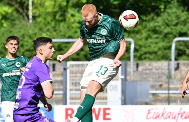 11.07.2026 - Fussball - Saison 2026 2027 - Testspiel Freundschaftsspiel - FC Eintracht Bamberg - SpVgg Greuther Fürth ( Kleeblatt ) - - Sportfoto Zink - xwoxzix - regulations prohibit any use of photographs as image sequences and or quasi-video - only for editorial use - Paul Will (13, SpVgg Greuther Fürth ) erzielt Treffer Tor Torschuß zum 1:1 gegen Jonas Hartwig (35, FC Eintracht Bamberg ) *** July 11, 2026 Soccer Season 2026–2027 Exhibition Match Friendly Match FC Eintracht Bamberg vs. SpVgg Greuther Fürth Kleeblatt Sports Photo by Zink xwoxzix; regulations prohibit any use of photographs as image sequences and or quasi-video; for editorial use only. Paul Will 13, SpVgg Greuther Fürth scores a goal—a shot on goal—to tie the game 1–1 against Jonas Hartwig 35, FC Eintracht Bamberg