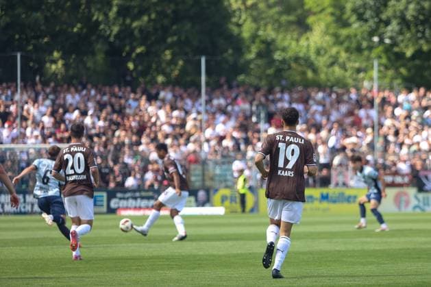 Mathias Rasmussen ( 20; FC St. Pauli) und ein weiterer St.-Pauli-Spieler mit der Rückennummer 19 und dem Namen Kaars sind im Spielaufbau vor ausverkauftem Karl-Liebknecht-Stadion in Potsdam aktiv. Ein Babelsberg-Spieler ( 6) versucht den Ball zu erobern. Mathias Rasmussen ( 20; FC St. Pauli) im Spielaufbau gegen SV Babelsberg 03 *** Mathias Rasmussen (20), FC St. Pauli, and another St. Pauli player wearing number 19, named Kaars, are actively building up play in front of a sold-out Karl Liebknecht Stadium in Potsdam. A Babelsberg player (No. 6) tries to win the ball. Mathias Rasmussen (20), FC St. Pauli is building up play against SV Babelsberg 03 Copyright: xAndreasxTolksdorfx