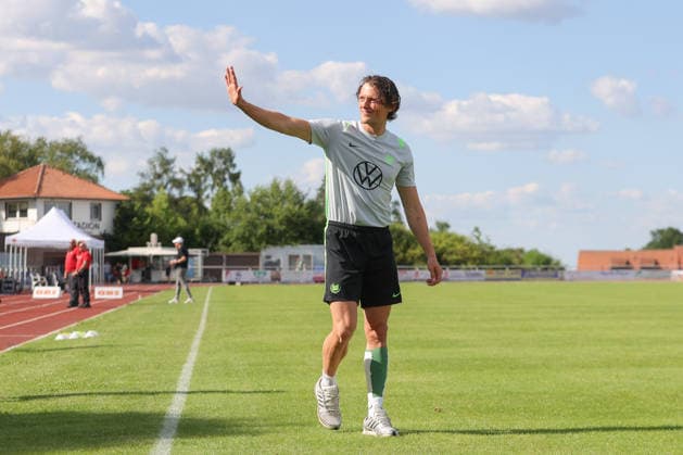11.07.2026, xtgx, Fussball Testspiel, FSV Schöningen - VfL Wolfsburg emspor, v.l. Fabian Reese (Wolfsburg, 11) verletzt, Verletzung, injury, injured (DFL DFB REGULATIONS PROHIBIT ANY USE OF PHOTOGRAPHS as IMAGE SEQUENCES and or QUASI-VIDEO) Schöningen *** July 11, 2026, xtgx, soccer exhibition match, FSV Schöningen vs. VfL Wolfsburg emspor, from left: Fabian Reese (Wolfsburg), No. 11 injured, injury, injured DFL DFB REGULATIONS PROHIBIT ANY USE OF PHOTOGRAPHS as IMAGE SEQUENCES and or QUASI-VIDEO Schöningen