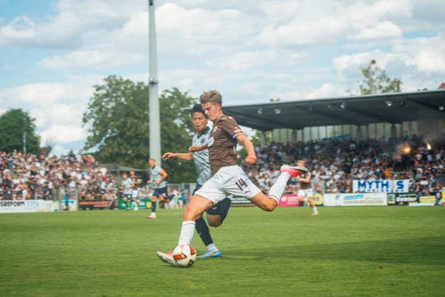Testspiel: SV Babelsberg 03 vs. FC St. Pauli, 11.07..2026 Erik Ahlstrand (FC St Pauli, 14) schlägt eine Flanke im Testspiel gegen Babelsberg *** Friendly Match: SV Babelsberg 03 vs. FC St. Pauli, July 11, 2026. Erik Ahlstrand of FC St. Pauli (No. 14) delivers a cross during the friendly match against Babelsberg. Copyright: xBEAUTIFULxSPORTS Schäferx
