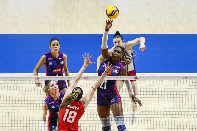 Bulgaria v France- Women s Volleyball Nations League BELGRADE, SERBIA - JULY 11: D. Naneva (18) of Bulgaria in action against E. Elouga (21) of France during the 2026 FIVB Volleyball Women s Nations League match between the Bulgaria and France in Belgrade, Serbia, on July 11, 2026. Filip Stevanovic Anadolu Belgrade Serbia. Editorial use only. Please get in touch for any other usage.  Copyright: x2026xAnadoluxFilipxStevanovicx