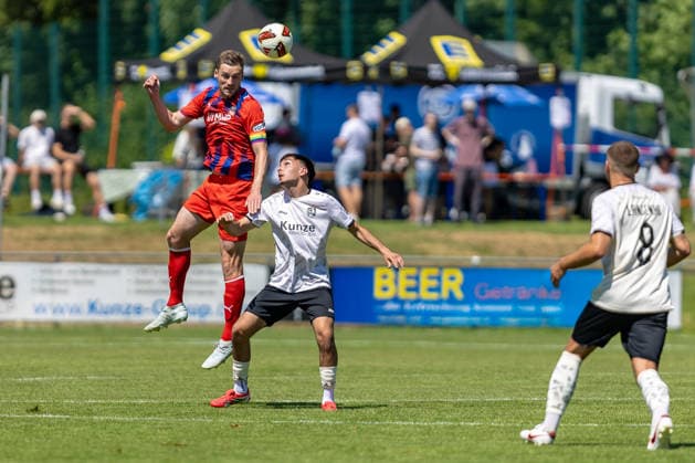 Kopfballduell Patrick Mainka (FC Heidenheim, 06) Emre Aydin (SGM Langenau, 19), GER, SGM Langenau vs. 1.FC Heidenheim, Fussball, Testspiel, Saison 2026 2027, 11.07.2026, DFL DFB REGULATIONS PROHIBIT ANY USE OF PHOTOGRAPHS AS IMAGE SEQUENCES AND OR QUASI-VIDEO, GER, SGM Langenau vs. 1.FC Heidenheim, Fussball, Testspiel, Saison 2026 2027, 11.07.2026 Langenau *** Heading duel: Patrick Mainka (FC Heidenheim), 06 Emre Aydin (SGM Langenau), 19, GER, SGM Langenau vs. 1 FC Heidenheim, Soccer, Friendly, 2026–2027 Season, July 11, 2026, DFL and DFB regulations prohibit any use of photographs as image sequences and or quasi-video, GER, SGM Langenau vs. 1 FC Heidenheim, soccer, friendly match, 2026–2027 season, July 11, 2026, Langenau Copyright: xEibner-Pressefoto JanixPlessx EP_JPL