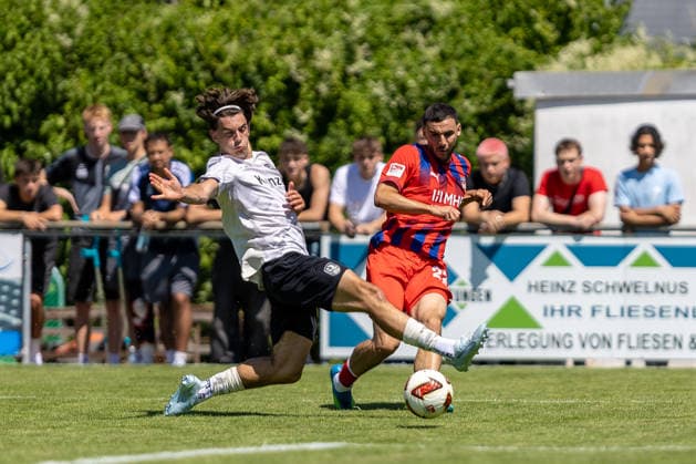 Oualid Mhamdi (FC Heidenheim, 22) flankt aus dem Lauf, GER, SGM Langenau vs. 1.FC Heidenheim, Fussball, Testspiel, Saison 2026 2027, 11.07.2026, DFL DFB REGULATIONS PROHIBIT ANY USE OF PHOTOGRAPHS AS IMAGE SEQUENCES AND OR QUASI-VIDEO, GER, SGM Langenau vs. 1.FC Heidenheim, Fussball, Testspiel, Saison 2026 2027, 11.07.2026 Langenau *** Oualid Mhamdi, FC Heidenheim, 22, crosses the ball while running, GER, SGM Langenau vs. 1 FC Heidenheim, soccer, friendly match, 2026–2027 season, July 11, 2026, DFL and DFB regulations prohibit any use of photographs as image sequences and or quasi-video, GER, SGM Langenau vs. 1 FC Heidenheim, soccer, friendly match, 2026–2027 season, July 11, 2026, Langenau Copyright: xEibner-Pressefoto JanixPlessx EP_JPL