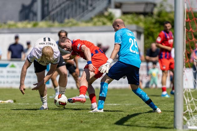 Torchance Budu Zivzivadze (FC Heidenheim, 11) wird gestoppt von Leo Thomas (SGM Langenau, 04) daneben Michael Glass (SGM Langenau, 25), GER, SGM Langenau vs. 1.FC Heidenheim, Fussball, Testspiel, Saison 2026 2027, 11.07.2026, DFL DFB REGULATIONS PROHIBIT ANY USE OF PHOTOGRAPHS AS IMAGE SEQUENCES AND OR QUASI-VIDEO, GER, SGM Langenau vs. 1.FC Heidenheim, Fussball, Testspiel, Saison 2026 2027, 11.07.2026 Langenau *** Scoring chance by Budu Zivzivadze (FC Heidenheim, 11) is stopped by Leo Thomas (SGM Langenau), 04, Michael Glass of SGM Langenau, No. 25, GER, SGM Langenau vs. 1 FC Heidenheim, soccer, friendly match, 2026–2027 season, July 11, 2026, DFL and DFB regulations prohibit any use of photographs as image sequences and or quasi-video, GER, SGM Langenau vs. 1 FC Heidenheim, soccer, friendly match, 2026–2027 season, July 11, 2026, Langenau Copyright: xEibner-Pressefoto JanixPlessx EP_JPL