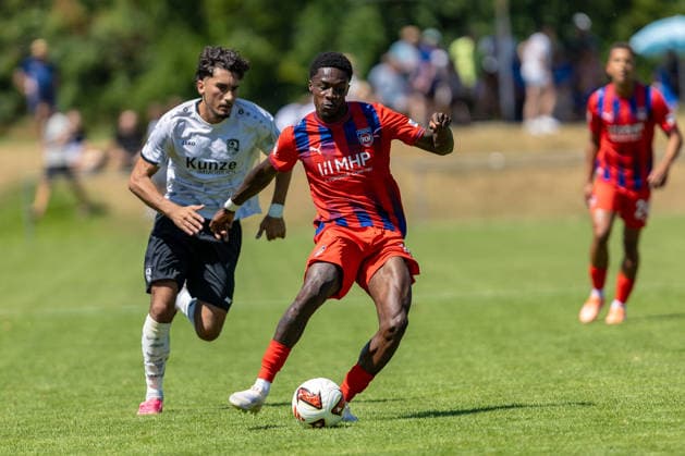 Zweikampf Christian Conteh (FC Heidenheim, 10) Robin Eitele (SGM Langenau, 15), GER, SGM Langenau vs. 1.FC Heidenheim, Fussball, Testspiel, Saison 2026 2027, 11.07.2026, DFL DFB REGULATIONS PROHIBIT ANY USE OF PHOTOGRAPHS AS IMAGE SEQUENCES AND OR QUASI-VIDEO, GER, SGM Langenau vs. 1.FC Heidenheim, Fussball, Testspiel, Saison 2026 2027, 11.07.2026 Langenau *** Head-to-head: Christian Conteh (FC Heidenheim), 10 Robin Eitele (SGM Langenau), 15, GER, SGM Langenau vs. 1 FC Heidenheim, Soccer, Friendly, 2026–2027 Season, July 11, 2026, DFL and DFB regulations prohibit any use of photographs as image sequences and or quasi-video, GER, SGM Langenau vs. 1 FC Heidenheim, soccer, friendly match, 2026–2027 season, July 11, 2026, Langenau Copyright: xEibner-Pressefoto JanixPlessx EP_JPL