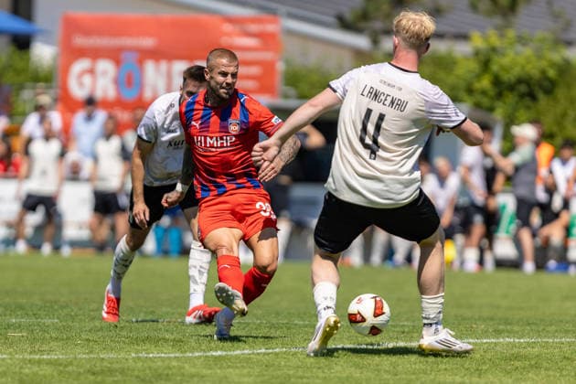 Torchance Niklas Dorsch (FC Heidenheim, 30) schiesst vor Leo Thomas (SGM Langenau, 04), GER, SGM Langenau vs. 1.FC Heidenheim, Fussball, Testspiel, Saison 2026 2027, 11.07.2026, DFL DFB REGULATIONS PROHIBIT ANY USE OF PHOTOGRAPHS AS IMAGE SEQUENCES AND OR QUASI-VIDEO, GER, SGM Langenau vs. 1.FC Heidenheim, Fussball, Testspiel, Saison 2026 2027, 11.07.2026 Langenau *** Scoring chance: Niklas Dorsch (FC Heidenheim), 30, shoots past Leo Thomas (SGM Langenau), 04, GER, SGM Langenau vs. 1 FC Heidenheim, Soccer, Friendly Match, 2026–2027 Season, July 11, 2026, DFL and DFB regulations prohibit any use of photographs as image sequences and or quasi-video, GER, SGM Langenau vs. 1 FC Heidenheim, soccer, friendly match, 2026–2027 season, July 11, 2026, Langenau Copyright: xEibner-Pressefoto JanixPlessx EP_JPL