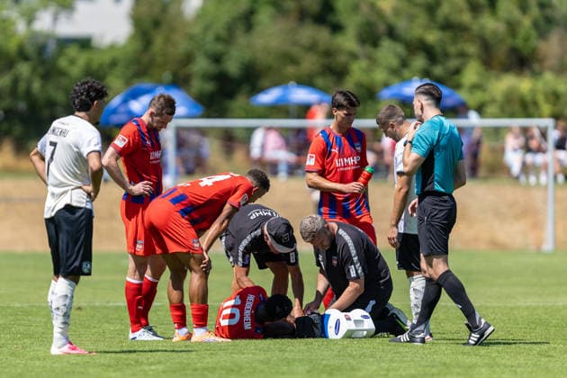 Christian Conteh (FC Heidenheim, 10) wird am Boden behandelt, GER, SGM Langenau vs. 1.FC Heidenheim, Fussball, Testspiel, Saison 2026 2027, 11.07.2026, DFL DFB REGULATIONS PROHIBIT ANY USE OF PHOTOGRAPHS AS IMAGE SEQUENCES AND OR QUASI-VIDEO, GER, SGM Langenau vs. 1.FC Heidenheim, Fussball, Testspiel, Saison 2026 2027, 11.07.2026 Langenau *** Christian Conteh of FC Heidenheim, No. 10, is being treated on the field, GER, SGM Langenau vs. 1 FC Heidenheim, soccer, friendly match, 2026–2027 season, July 11, 2026, DFL and DFB regulations prohibit any use of photographs as image sequences and or quasi-video, GER, SGM Langenau vs. 1 FC Heidenheim, soccer, friendly match, 2026–2027 season, July 11, 2026, Langenau Copyright: xEibner-Pressefoto JanixPlessx EP_JPL