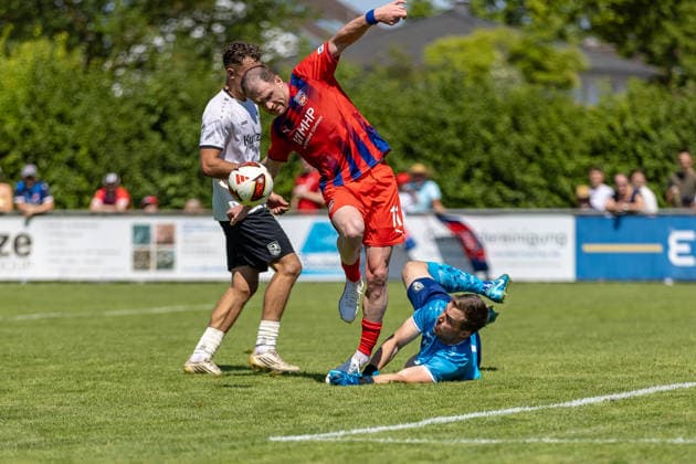 Torchance Budu Zivzivadze (FC Heidenheim, 11) scheitert an Alois Reinelt (SGM Langenau, 01), GER, SGM Langenau vs. 1.FC Heidenheim, Fussball, Testspiel, Saison 2026 2027, 11.07.2026, DFL DFB REGULATIONS PROHIBIT ANY USE OF PHOTOGRAPHS AS IMAGE SEQUENCES AND OR QUASI-VIDEO, GER, SGM Langenau vs. 1.FC Heidenheim, Fussball, Testspiel, Saison 2026 2027, 11.07.2026 Langenau *** Scoring chance for Budu Zivzivadze (FC Heidenheim), 11, denied by Alois Reinelt (SGM Langenau), 01, GER, SGM Langenau vs. 1 FC Heidenheim, Soccer, Friendly, 2026–2027 Season, July 11, 2026, DFL and DFB regulations prohibit any use of photographs as image sequences and or quasi-video, GER, SGM Langenau vs. 1 FC Heidenheim, soccer, friendly match, 2026–2027 season, July 11, 2026, Langenau Copyright: xEibner-Pressefoto JanixPlessx EP_JPL