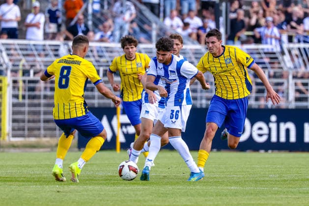 Kian Todorovic (Hertha BSC, 36) am Ball, Zweikampf, Duell, Kampf mit Farid Abderrahmane (1. FC Lokomotive Leipzig, 08), 1. FC Lokomotive Leipzig vs Hertha BSC Berlin, Fussball, Testspiel, Saison 2026 27, 11.07.2026,¨ DFL REGULATIONS PROHIBIT ANY USE OF PHOTOGRAPHS AS IMAGE SEQUENCES AND OR QUASI-VIDEO,¨ 1. FC Lokomotive Leipzig vs Hertha BSC Berlin, Fussball, Testspiel, Saison 2026 27, 11.07.2026 Leipzig *** Kian Todorovic, Hertha BSC, 36, on the ball, tackle, duel, battle with Farid Abderrahmane, 1 FC Lokomotive Leipzig, 08, 1 FC Lokomotive Leipzig vs. Hertha BSC Berlin, soccer, friendly match, 2026–27 season, November 7, 2026, DFL regulations prohibit any use of photographs as image sequences and or quasi-video, 1 FC Lokomotive Leipzig vs. Hertha BSC Berlin, soccer, friendly match, 2026–27 season, July 11, 2026, Leipzig Copyright: xEibner-Pressefoto LauraxRoemerx EP_LRR