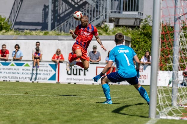 Niklas Dorsch (FC Heidenheim, 30) legt per Kopf ab dynamisch in der Luft Alois Reinelt (SGM Langenau, 01) schaut zu, GER, SGM Langenau vs. 1.FC Heidenheim, Fussball, Testspiel, Saison 2026 2027, 11.07.2026, DFL DFB REGULATIONS PROHIBIT ANY USE OF PHOTOGRAPHS AS IMAGE SEQUENCES AND OR QUASI-VIDEO, GER, SGM Langenau vs. 1.FC Heidenheim, Fussball, Testspiel, Saison 2026 2027, 11.07.2026 Langenau *** Niklas Dorsch (FC Heidenheim), 30, heads the ball with a dynamic leap; Alois Reinelt (SGM Langenau), 01, watches; GER, SGM Langenau vs. 1 FC Heidenheim, soccer, friendly match, 2026–2027 season, July 11, 2026, DFL and DFB regulations prohibit any use of photographs as image sequences and or quasi-video, GER, SGM Langenau vs. 1 FC Heidenheim, soccer, friendly match, 2026–2027 season, July 11, 2026, Langenau Copyright: xEibner-Pressefoto JanixPlessx EP_JPL
