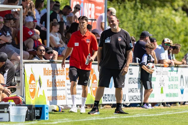 Frank Schmidt (FC Heidenheim, Chef-Trainer) hat Freude und lacht am Rand daneben Mathias Honsak (FC Heidenheim, 17), GER, SGM Langenau vs. 1.FC Heidenheim, Fussball, Testspiel, Saison 2026 2027, 11.07.2026, DFL DFB REGULATIONS PROHIBIT ANY USE OF PHOTOGRAPHS AS IMAGE SEQUENCES AND OR QUASI-VIDEO, GER, SGM Langenau vs. 1.FC Heidenheim, Fussball, Testspiel, Saison 2026 2027, 11.07.2026 Langenau *** Frank Schmidt, head coach of FC Heidenheim, is smiling and laughing on the sidelines next to Mathias Honsak of FC Heidenheim, 17, GER, SGM Langenau vs. 1 FC Heidenheim, soccer, friendly match, 2026–2027 season, July 11, 2026, DFL and DFB regulations prohibit any use of photographs as image sequences and or quasi-video, GER, SGM Langenau vs. 1 FC Heidenheim, soccer, friendly match, 2026–2027 season, July 11, 2026, Langenau Copyright: xEibner-Pressefoto JanixPlessx EP_JPL