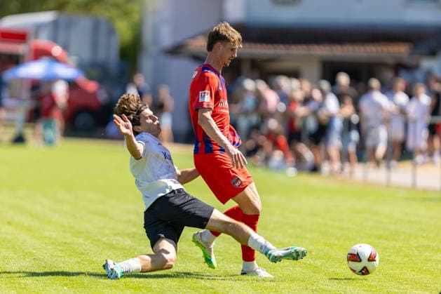 Harter Zweikampf Micha Hesser (SGM Langenau, 21) grätscht gegen Jan Schoeppner (FC Heidenheim, 03) von hinten, GER, SGM Langenau vs. 1.FC Heidenheim, Fussball, Testspiel, Saison 2026 2027, 11.07.2026, DFL DFB REGULATIONS PROHIBIT ANY USE OF PHOTOGRAPHS AS IMAGE SEQUENCES AND OR QUASI-VIDEO, GER, SGM Langenau vs. 1.FC Heidenheim, Fussball, Testspiel, Saison 2026 2027, 11.07.2026 Langenau *** Fierce tackle by Micha Hesser (SGM Langenau, 21) on Jan Schoeppner (FC Heidenheim, 03) from behind, GER, SGM Langenau vs. 1. FC Heidenheim, Soccer, Friendly Match, 2026–2027 Season, July 11, 2026, DFL and DFB regulations prohibit any use of photographs as image sequences and or quasi-video, GER, SGM Langenau vs. 1 FC Heidenheim, soccer, friendly match, 2026–2027 season, July 11, 2026, Langenau Copyright: xEibner-Pressefoto JanixPlessx EP_JPL