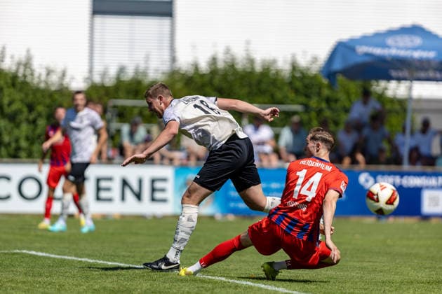 Moritz Schweinstetter (SGM Langenau, 18) und Maximilian Breunig (FC Heidenheim, 14) verpassen den Ball knapp, GER, SGM Langenau vs. 1.FC Heidenheim, Fussball, Testspiel, Saison 2026 2027, 11.07.2026, DFL DFB REGULATIONS PROHIBIT ANY USE OF PHOTOGRAPHS AS IMAGE SEQUENCES AND OR QUASI-VIDEO, GER, SGM Langenau vs. 1.FC Heidenheim, Fussball, Testspiel, Saison 2026 2027, 11.07.2026 Langenau *** Moritz Schweinstetter of SGM Langenau, 18, and Maximilian Breunig of FC Heidenheim, 14, narrowly miss the ball, GER, SGM Langenau vs. 1 FC Heidenheim, soccer, friendly match, 2026–2027 season, July 11, 2026, DFL and DFB regulations prohibit any use of photographs as image sequences and or quasi-video, GER, SGM Langenau vs. 1 FC Heidenheim, soccer, friendly match, 2026–2027 season, July 11, 2026, Langenau Copyright: xEibner-Pressefoto JanixPlessx EP_JPL