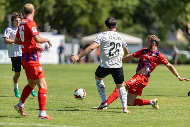 Tim Siersleben (FC Heidenheim, 04) gr tscht nach Ball vor Nils Koros (SGM Langenau, 26), GER, SGM Langenau vs. 1.FC Heidenheim, Fussball, Testspiel, Saison 2026 2027, 11.07.2026, DFL DFB REGULATIONS PROHIBIT ANY USE OF PHOTOGRAPHS AS IMAGE SEQUENCES AND OR QUASI-VIDEO, GER, SGM Langenau vs. 1.FC Heidenheim, Fussball, Testspiel, Saison 2026 2027, 11.07.2026 Langenau *** Tim Siersleben, FC Heidenheim, No. 04, dives for the ball in front of Nils Koros, SGM Langenau, No. 26, GER, SGM Langenau vs. 1 FC Heidenheim, Soccer, Friendly Match, 2026–2027 Season, July 11, 2026, DFL and DFB regulations prohibit any use of photographs as image sequences and or quasi-video, GER, SGM Langenau vs. 1 FC Heidenheim, soccer, friendly match, 2026–2027 season, July 11, 2026, Langenau Copyright: xEibner-Pressefoto JanixPlessx EP_JPL