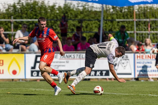 Harter Zweikampf Paul Hennrich (FC Heidenheim, 08) Pascal Spaeth (SGM Langenau, 14), GER, SGM Langenau vs. 1.FC Heidenheim, Fussball, Testspiel, Saison 2026 2027, 11.07.2026, DFL DFB REGULATIONS PROHIBIT ANY USE OF PHOTOGRAPHS AS IMAGE SEQUENCES AND OR QUASI-VIDEO, GER, SGM Langenau vs. 1.FC Heidenheim, Fussball, Testspiel, Saison 2026 2027, 11.07.2026 Langenau *** Tough Tackle: Paul Hennrich (FC Heidenheim), 08 Pascal Spaeth (SGM Langenau), 14, GER, SGM Langenau vs. 1 FC Heidenheim, Soccer, Friendly Match, 2026–2027 Season, July 11, 2026, DFL and DFB regulations prohibit any use of photographs as image sequences and or quasi-video, GER, SGM Langenau vs. 1 FC Heidenheim, soccer, friendly match, 2026–2027 season, July 11, 2026, Langenau Copyright: xEibner-Pressefoto JanixPlessx EP_JPL