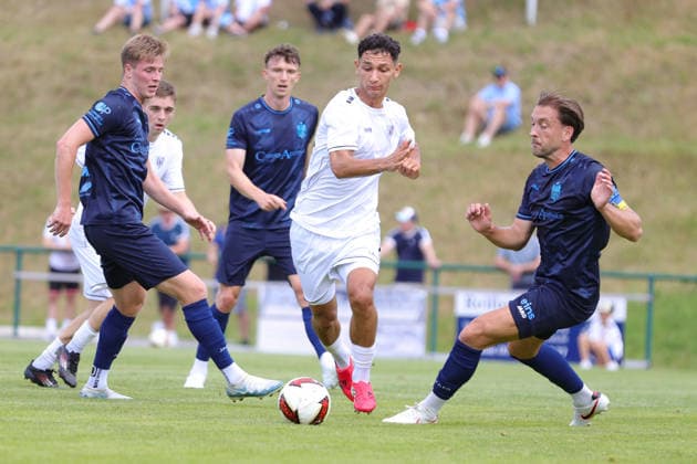 11.07.2026, Fussball, Saison 2026 2027, Testspiel: Chemnitzer FC - FC Schweinfurt 05 Von links: Mustafa Alper Özden (FC Schweinfurt 05, 20) gegen Dennis Slamar (Chemnitzer FC, 21) Frankenberg Jahnkampfbahn Sachsen Deutschland *** July 11, 2026, Soccer, 2026–2027 season, Friendly Match: Chemnitzer FC vs. FC Schweinfurt 05. From left: Mustafa Alper Özden (FC Schweinfurt 05), 20, against Dennis Slamar (Chemnitzer FC), 21. Frankenberg Jahnkampfbahn, Saxony, Germany