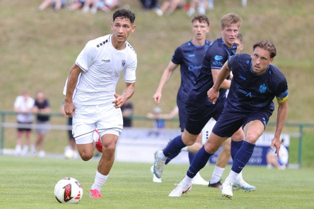 11.07.2026, Fussball, Saison 2026 2027, Testspiel: Chemnitzer FC - FC Schweinfurt 05 Von links: Mustafa Alper Özden (FC Schweinfurt 05, 20) gegen Dennis Slamar (Chemnitzer FC, 21) Frankenberg Jahnkampfbahn Sachsen Deutschland *** July 11, 2026, Soccer, 2026–2027 season, Friendly Match: Chemnitzer FC vs. FC Schweinfurt 05. From left: Mustafa Alper Özden (FC Schweinfurt 05), 20, against Dennis Slamar (Chemnitzer FC), 21. Frankenberg Jahnkampfbahn, Saxony, Germany