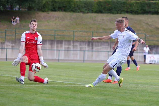 11.07.2026, Fussball, Saison 2026 2027, Testspiel: Chemnitzer FC - FC Schweinfurt 05 Von links: Torhüter David Richter (Chemnitzer FC, 01) pariert gegen Mirco Geisler (FC Schweinfurt 05, 09) Frankenberg Jahnkampfbahn Sachsen Deutschland *** July 11, 2026, Soccer, 2026–2027 season, Friendly Match: Chemnitzer FC vs. FC Schweinfurt 05. From left: Goalkeeper David Richter (Chemnitzer FC, No. 01) makes a save against Mirco Geisler (FC Schweinfurt 05, No. 09). Jahnkampfbahn Stadium, Franconia, Saxony, Germany