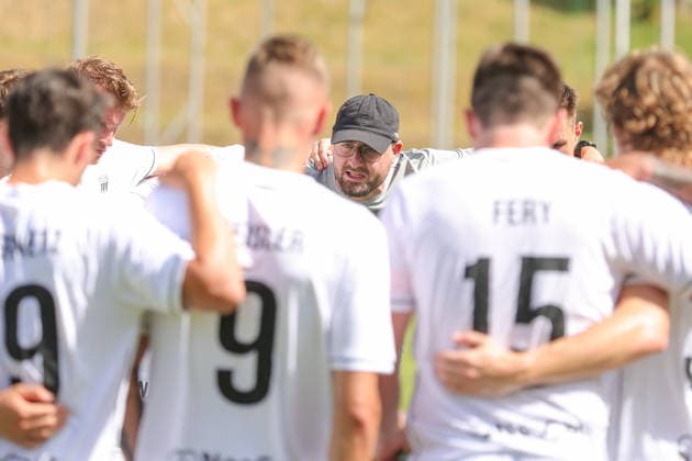 11.07.2026, Fussball, Saison 2026 2027, Testspiel: Chemnitzer FC - FC Schweinfurt 05 Trainer Jan Gernlein (FC Schweinfurt 05) im Mannschaftskreis Frankenberg Jahnkampfbahn Sachsen Deutschland *** July 11, 2026, Soccer, 2026–2027 Season, Friendly Match: Chemnitzer FC vs. FC Schweinfurt 05; Coach Jan Gernlein; FC Schweinfurt 05 in the team circle at Frankenberg Jahnkampfbahn, Saxony, Germany