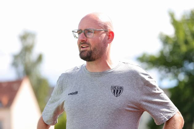11.07.2026, Fussball, Saison 2026 2027, Testspiel: Chemnitzer FC - FC Schweinfurt 05 Trainer Jan Gernlein (FC Schweinfurt 05), Einzelbild Frankenberg Jahnkampfbahn Sachsen Deutschland *** July 11, 2026, Soccer, 2026–2027 Season, Friendly Match: Chemnitzer FC vs. FC Schweinfurt 05, Coach Jan Gernlein (FC Schweinfurt 05), Single Photo, Frankenberg Jahnkampfbahn, Saxony, Germany