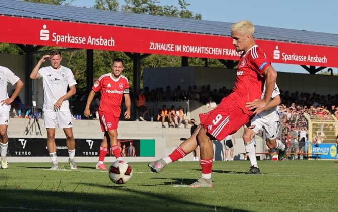 11.07.2026 - Fussball - Saison 2026 2027 - Testspiel Freundschaftsspiel Vorbereitungsspiel: SpVgg Ansbach 09 - 1. FC Nürnberg Nuernberg FCN ( Club ) - Sportfoto Zink DaMa - xdaxmax - Tor Treffer Torschuß zum 1:4 - Torschütze Sigurd Haugen ( 9, 1. FC Nürnberg FCN ) per Elfmeter *** July 11, 2026 Soccer Season 2026–2027 Exhibition Match Friendly Match Preseason Match SpVgg Ansbach 09 vs. 1 FC Nürnberg (Nürnberg FCN) Club Sports Photo Zink DaMa xdaxmax Goal, Shot on Goal, 1–4 TGoal scorer: Sigurd Haugen 9, 1 FC Nürnberg FCN on a penalty kick