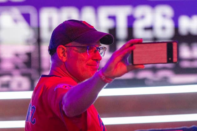 A baseball fan takes a selfie before the first round of the MLB, Baseball Herren, USA baseball draft, Saturday, July 11, 2026, in Philadelphia, Pennsylvania.  PHI20260711003 LaurencexKesterson