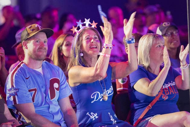 Baseball fans cheer during the first round of the MLB, Baseball Herren, USA baseball draft ceremonies, Saturday, July 11, 2026, in Philadelphia, Pennsylvania.  PHI20260711007 LaurencexKesterson
