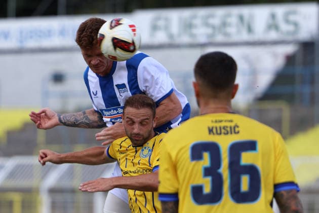 Deutschland: Freundschaftsspiel 2026 - 2027, Lok Leipzig gegen Hertha BSC , Bruno-Plache-Stadion (Leipzig): Kopfball zum 0:1 durch Sebastian Grönning Groenning (Hertha BSC, 17) *** Germany Friendly Match 2026–2027, Lok Leipzig vs. Hertha BSC, Bruno Plache Stadium, Leipzig; Sebastian Grönning (Groenning) of Hertha BSC scores the opening goal with a header, 0–1, 17 Copyright: xLucasxWalterx