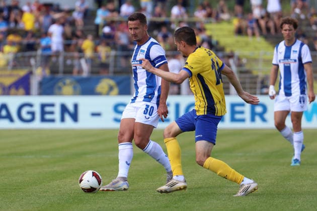 Deutschland: Freundschaftsspiel 2026 - 2027, Lok Leipzig gegen Hertha BSC , Bruno-Plache-Stadion (Leipzig): Paul Seguin (Hertha BSC, 30) am Ball *** Germany Friendly Match 2026 2027, Lok Leipzig vs. Hertha BSC, Bruno Plache Stadium, Leipzig; Paul Seguin, Hertha BSC, 30 on the ball Copyright: xx