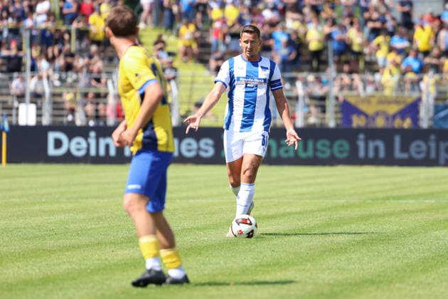 Deutschland: Freundschaftsspiel 2026 - 2027, Lok Leipzig gegen Hertha BSC , Bruno-Plache-Stadion (Leipzig): Paul Seguin (Hertha BSC, 30) am Ball *** Germany Friendly Match 2026 2027, Lok Leipzig vs. Hertha BSC, Bruno Plache Stadium, Leipzig; Paul Seguin, Hertha BSC, 30 on the ball Copyright: xLucasxWalterx