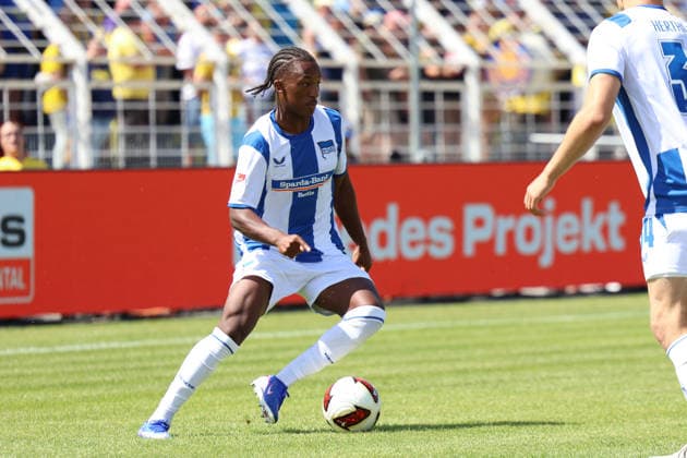 Deutschland: Freundschaftsspiel 2026 - 2027, Lok Leipzig gegen Hertha BSC , Bruno-Plache-Stadion (Leipzig): Jelani Ndi (Hertha BSC, 28) geht ins Dribbling *** Germany Friendly Match 2026 2027, Lok Leipzig vs. Hertha BSC, Bruno Plache Stadium, Leipzig; Jelani Ndi of Hertha BSC, No. 28, goes for a dribble Copyright: xx