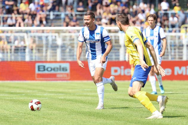 Deutschland: Freundschaftsspiel 2026 - 2027, Lok Leipzig gegen Hertha BSC , Bruno-Plache-Stadion (Leipzig): Paul Seguin (Hertha BSC, 30) am Ball *** Germany Friendly Match 2026 2027, Lok Leipzig vs. Hertha BSC, Bruno Plache Stadium, Leipzig; Paul Seguin, Hertha BSC, 30 on the ball Copyright: xLucasxWalterx