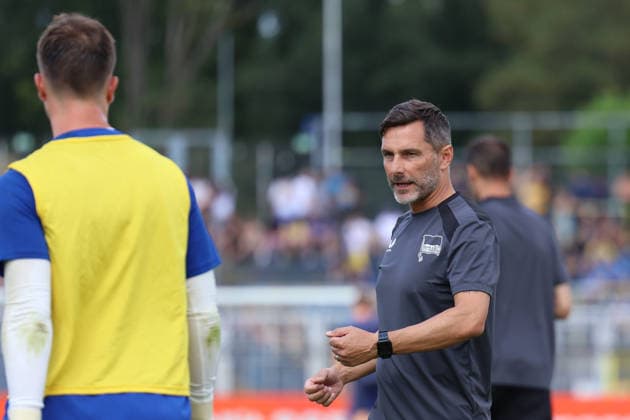 Deutschland: Freundschaftsspiel 2026 - 2027, Lok Leipzig gegen Hertha BSC , Bruno-Plache-Stadion (Leipzig): Stefan Leitl (Trainer, Hertha BSC) im Gespräch mit Tjark Ernst (Hertha BSC, 1) *** Germany Friendly Match 2026 2027, Lok Leipzig vs. Hertha BSC, Bruno Plache Stadium, Leipzig; Stefan Leitl, Coach; Hertha BSC in conversation with Tjark Ernst, Hertha BSC, 1 Copyright: xLucasxWalterx