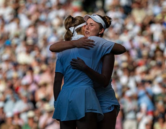Tennis - Wimbledon Championship 2026 - Day 13 LONDON, ENGLAND - Saturday, July 11, 2026: Linda Noskova (CZE) (R) celebrates after winning the Ladies Singles Final match on Day Thirteen of The Championships Wimbledon 2026 at the All England Lawn Tennis and Croquet Club. (Photo by Kirsten Holst Propaganda) LONDON All England Lawn Tennis and Croq GREATER LONDON ENGLAND  Copyright: xKirstenxHolstx 2026-07-11-081-Wimbledon_Day_13